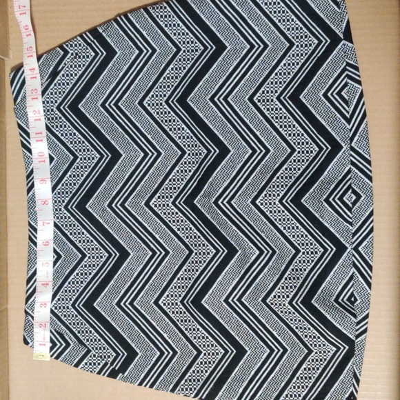 🆕 Express Black & White geometric zig-zag Striped midi skirt with pockets_XS - Picture 9 of 13